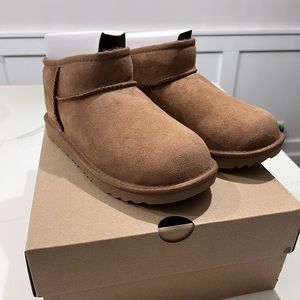 Ultra mini Ugg size 4